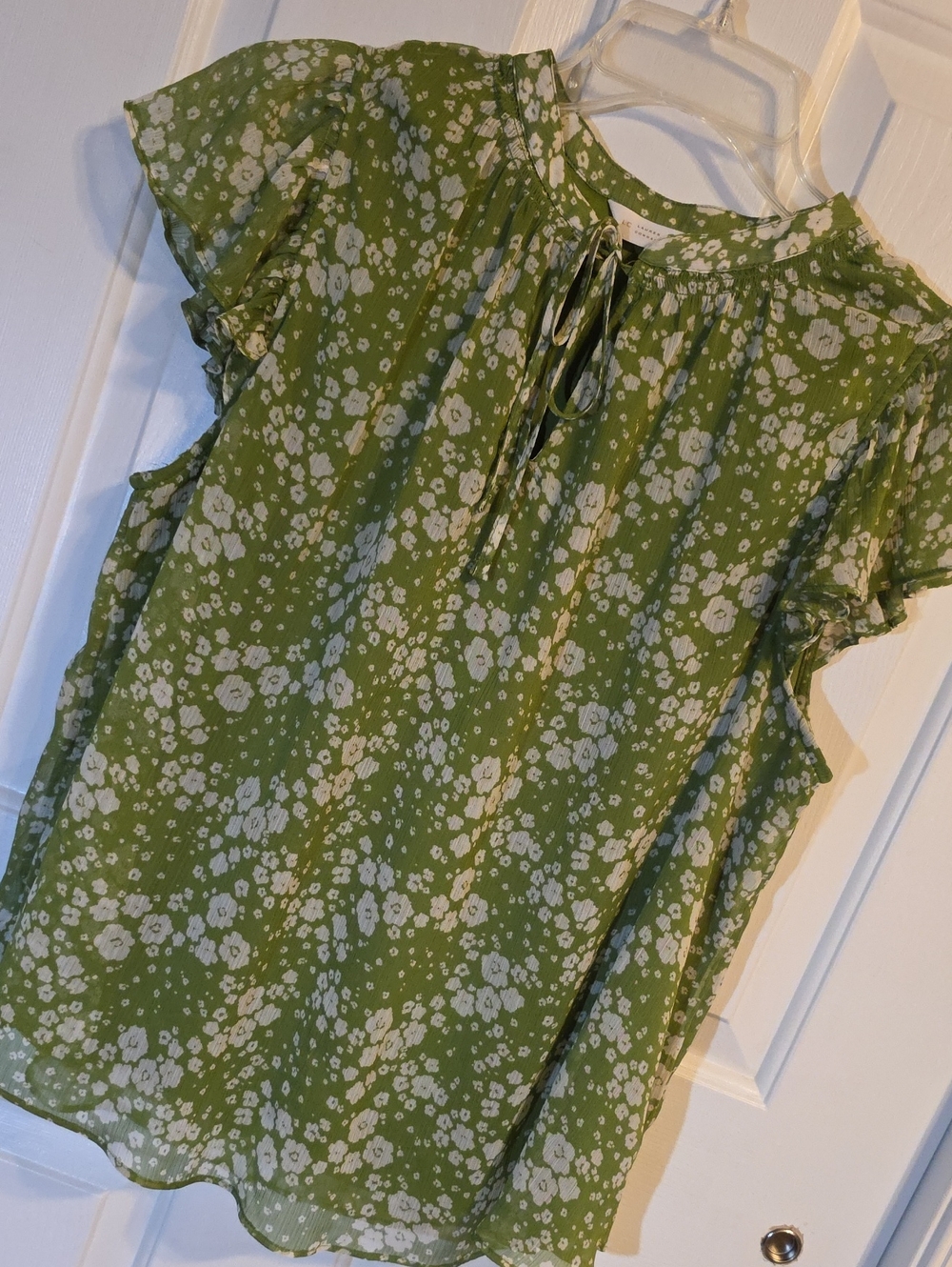 LC Lauren Conrad Green Floral Tie-Neck Ruffle Sleeve Blouse T083